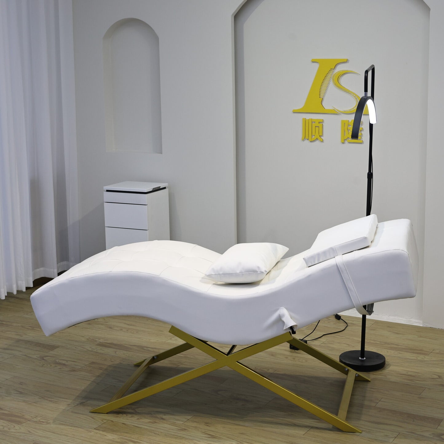 Curved Lash and Spa Bed for Aesthetic, Cosmetic, and Beauty Salon Treatments