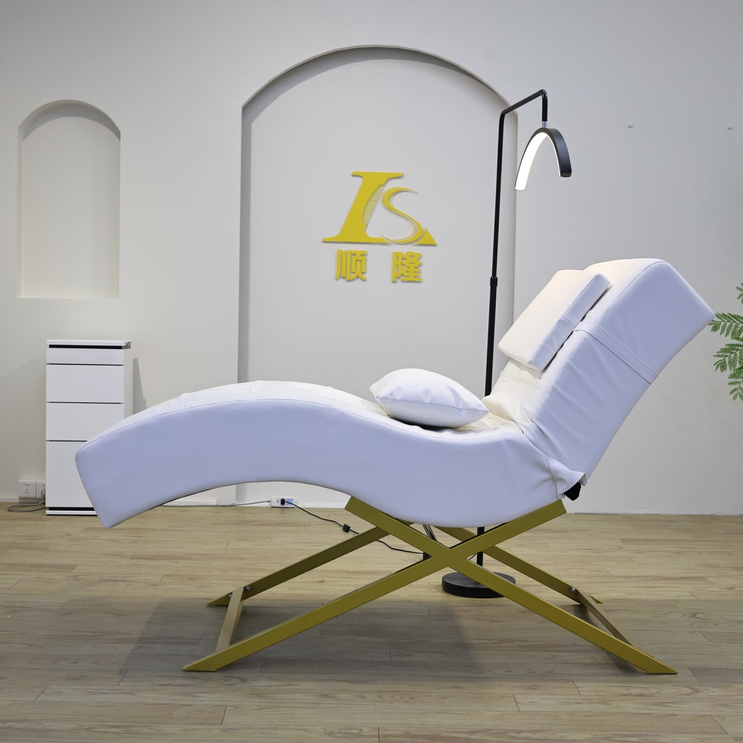 Curved Lash and Spa Bed for Aesthetic, Cosmetic, and Beauty Salon Treatments