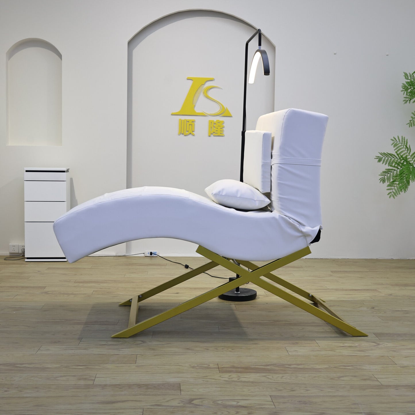 Curved Lash and Spa Bed for Aesthetic, Cosmetic, and Beauty Salon Treatments