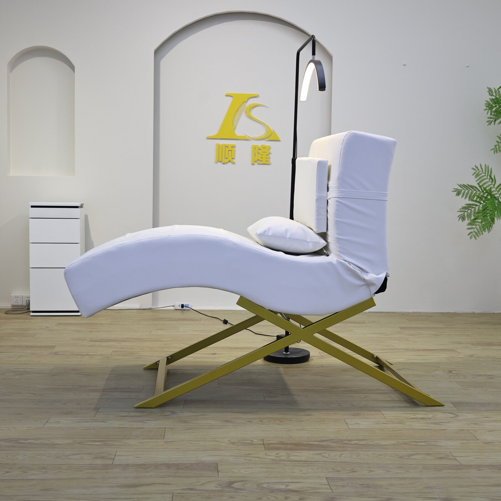 Curved Lash and Spa Bed for Aesthetic, Cosmetic, and Beauty Salon Treatments